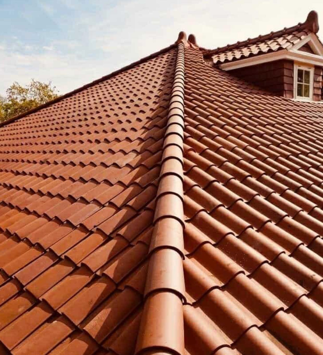 Clay tile roof with barrel ridge tiles